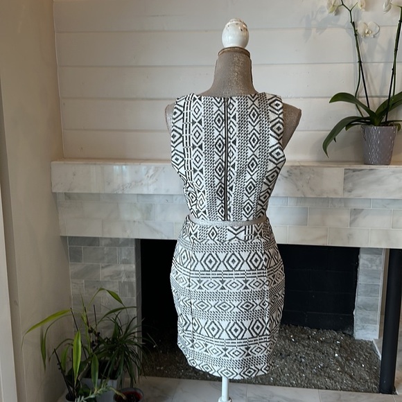 Quinn Geo Print Cutout Crop Top & Zippered Skirt Set Size Medium - Picture 14 of 15